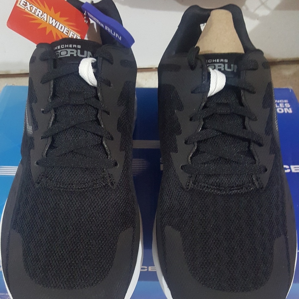 Tennis shoes